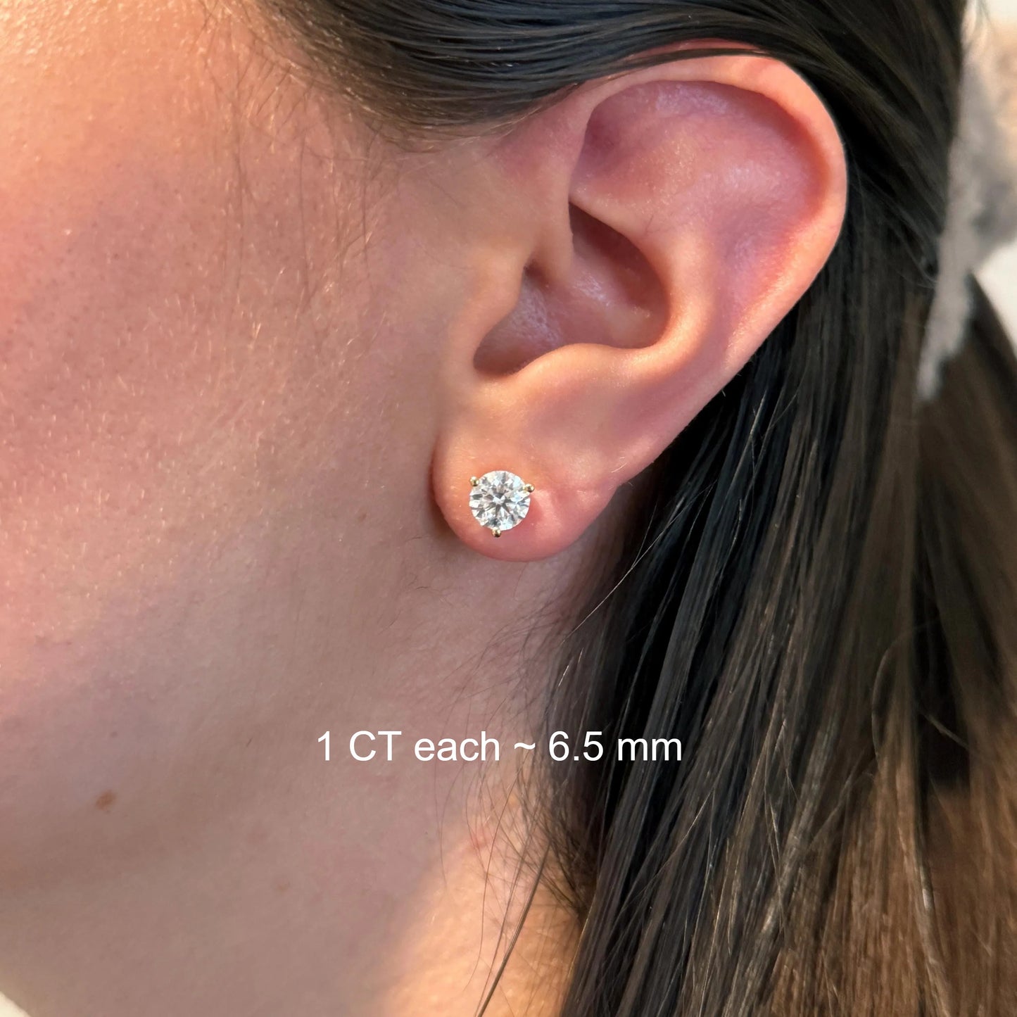 A close-up of a person's ear with a diamond earring in it, accompanied by text indicating the size of the earring.