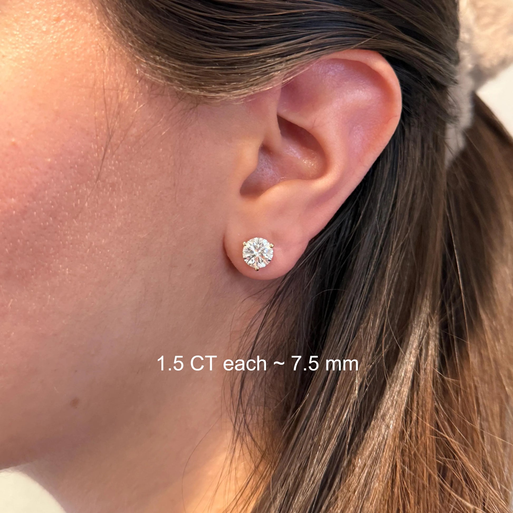 A close-up of a person's ear with a diamond earring, and there is text indicating the size of the earring in centimeters.