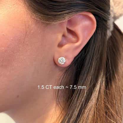 A close-up of a person's ear with a diamond earring, and there is text indicating the size of the earring in centimeters.